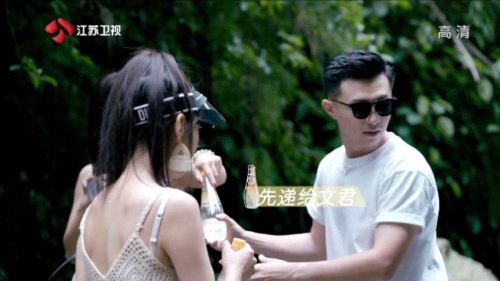 带猫主子和柯基去拍全家福,朋友说:不够温馨,像是一群黑社会